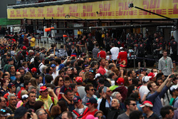 Des fans dans la pitlane
