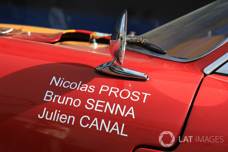 Namen auf Oldtimer: Nicolas Prost, Bruno Senna, Julien Canal