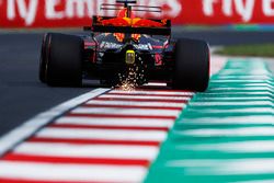 Daniel Ricciardo, Red Bull Racing RB13, saca chispas