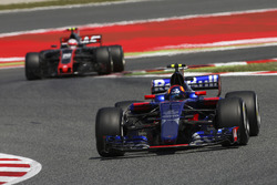 Carlos Sainz Jr., Scuderia Toro Rosso STR12, Kevin Magnussen, Haas F1 Team VF-17