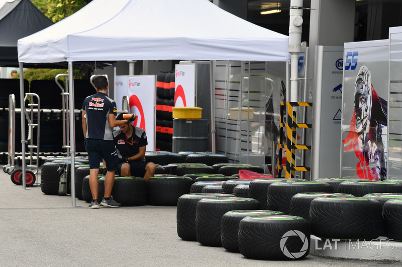 Scuderia Toro Rosso mechanics and Pirelli tyres