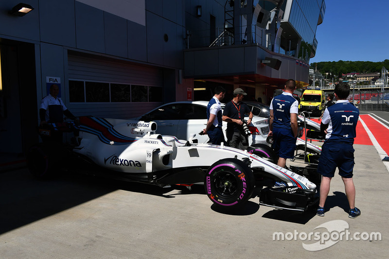 Williams FW40 на піт-лейн