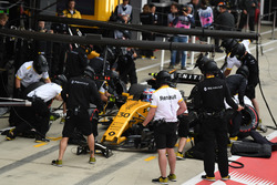 Jolyon Palmer, Renault Sport F1 Team RS17 pit stop