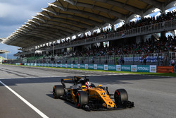 Nico Hulkenberg, Renault Sport F1 Team RS17 passe sous le drapeau à damier