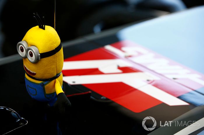 Un Minion sobre el coche de Kevin Magnussen, Haas F1 Team VF-17