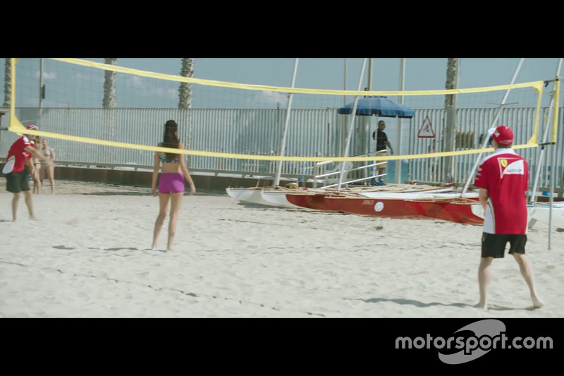 Partido de voley playa entre Sebastian Vettel y Kimi Raikkonen