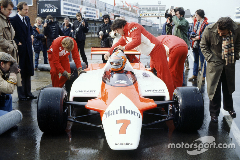 John Watson, McLaren MP4/1-Cosworth with Ron Dennis in the pitlane