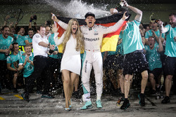Nico Rosberg, Mercedes AMG F1 feiert seinen WM-Titel mit seiner Frau Vivian Rosberg, Freunden und de
