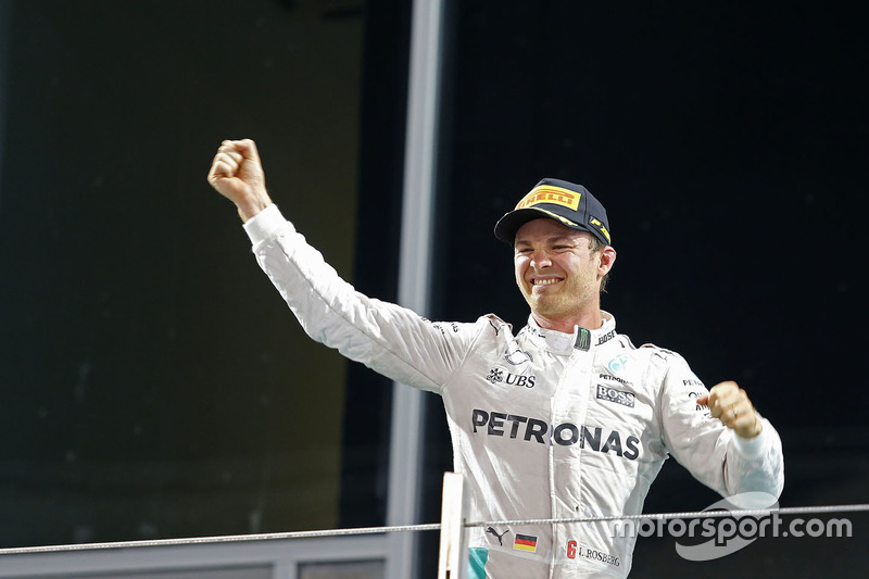 Podio: segundo lugar y nuevo campeón mundial Nico Rosberg, Mercedes AMG Petronas F1