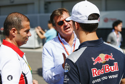 Pierre Gasly, Scuderia Toro Rosso, parla con Carlos Sainz