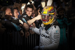 Race winner Lewis Hamilton, Mercedes AMG F1 with his team