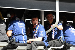 Andy Stevenson, Team Manager Sahara Force India F1 Team et Bradley Joyce, ingénieur de course Sahara Force India