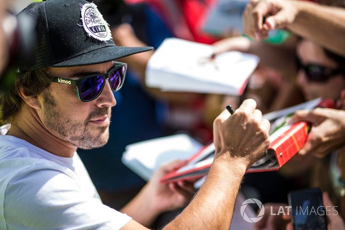 Fernando Alonso, McLaren firma autógrafos para los fans