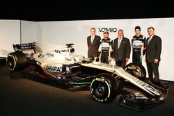 Andy Green, Sergio Pérez Vijay Mallya, Esteban Ocon y Otmar Szafnauer con el Sahara Force India VJM10