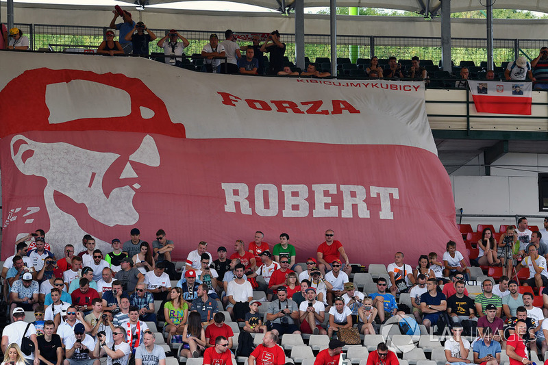 Robert Kubica, Renault Sport F1 Team RS17 fans y banners