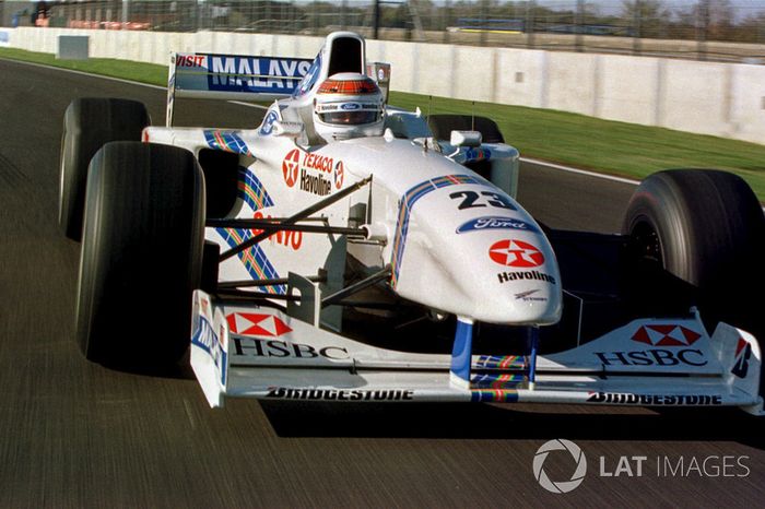 Jackie Stewart con el Stewart Grand Prix Ford SF-1 (1997)