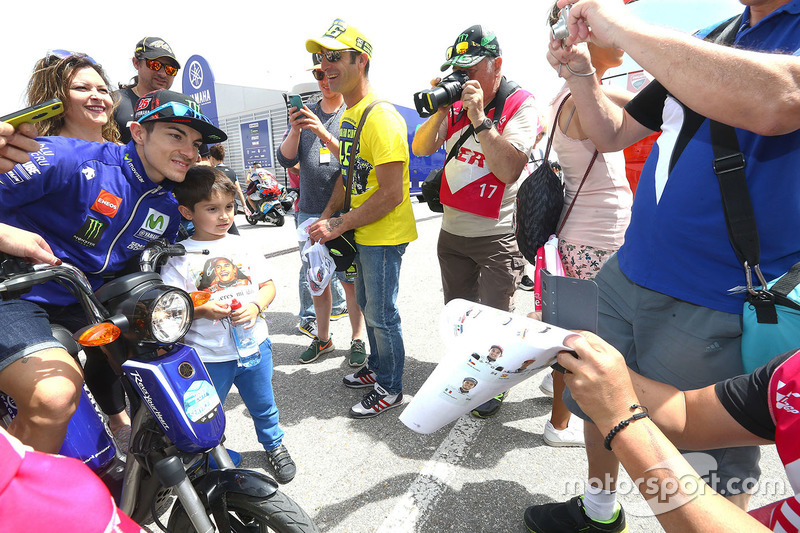 Maverick Vinales berpose dengan fans