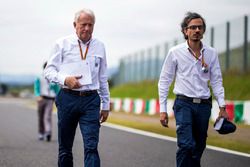 Laurent Mekies, FIA Safety Director en Charlie Whiting, FIA Delegate wandelen op het circuit