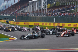 Lewis Hamilton, Mercedes AMG F1 W08, Sebastian Vettel, Ferrari SF70H, the rest of the field at the start
