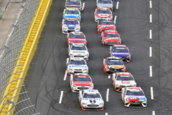 Kevin Harvick, Stewart-Haas Racing, Ford; Kyle Busch, Joe Gibbs Racing, Toyota
