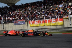 Max Verstappen, Red Bull Racing RB14 y Kimi Raikkonen, Ferrari SF71H batalla