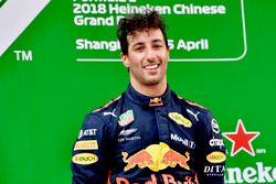 Podio: Ganador de la carrera Daniel Ricciardo, Red Bull Racing celebra