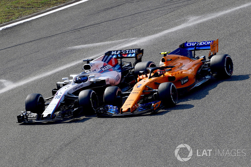 Lance Stroll, Williams FW41 et Stoffel Vandoorne, McLaren MCL33 en lutte