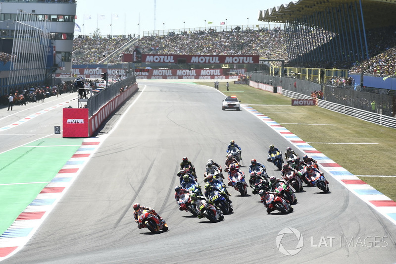 Старт, попереду Марк Маркес, Repsol Honda Team