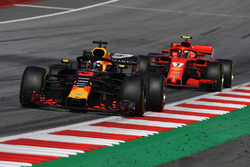 Daniel Ricciardo, Red Bull Racing RB14 precede Kimi Raikkonen, Ferrari SF71H