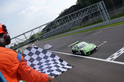 Diego Bertonelli, Dinamic Motorsport, prende la bandiera a scacchi e conquista la vittoria