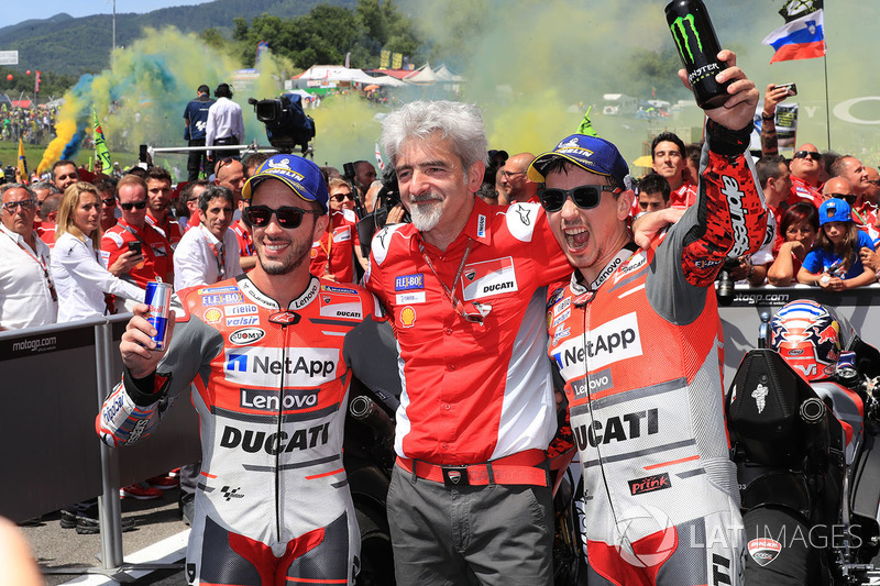 Il secondo classificato Andrea Dovizioso, Ducati Team, Gigi Dall'Igna, Team General Manager Ducati, il vincitore della gara Jorge Lorenzo, Ducati Team