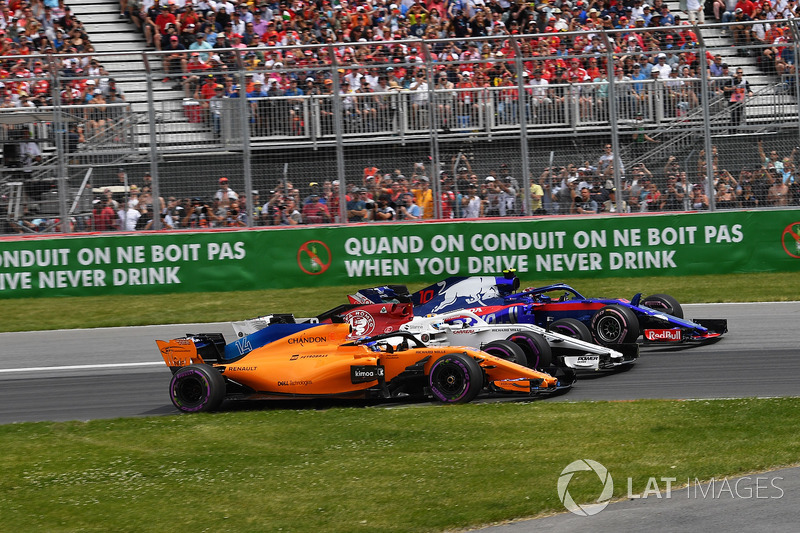 Fernando Alonso, McLaren MCL33, Marcus Ericsson, Sauber C37, Pierre Gasly, Scuderia Toro Rosso STR13 berjajar tiga di Tikungan 2