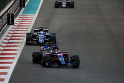Brendon Hartley, Toro Rosso STR12, leads Marcus Ericsson, Sauber C36