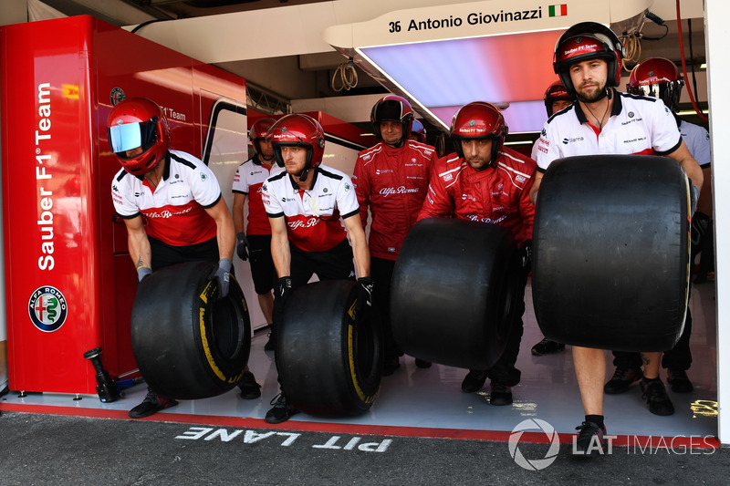 Sauber mechanics and Pirelli tyres