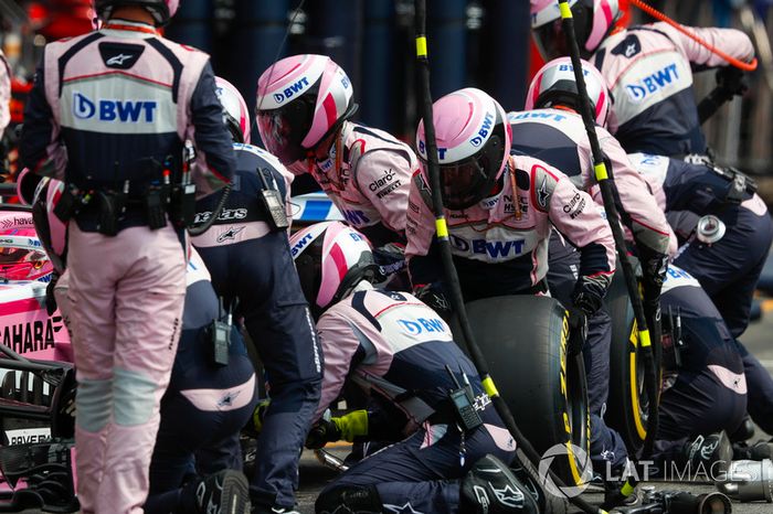 Esteban Ocon, Force India VJM11, pit stop
