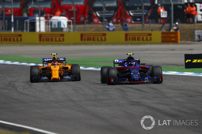 Pierre Gasly, Toro Rosso STR13, Stoffel Vandoorne, McLaren MCL33