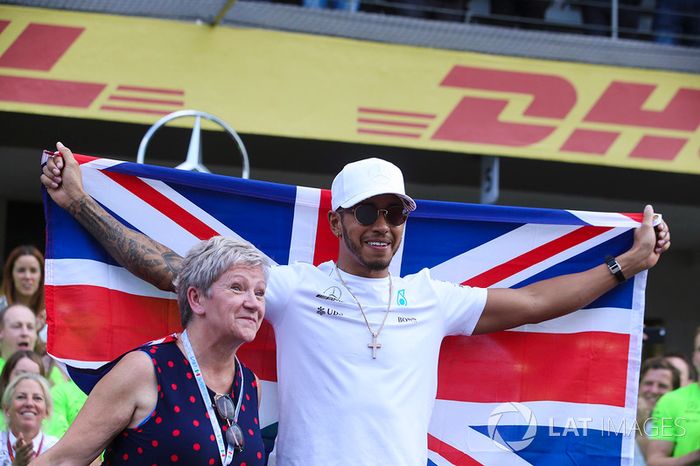 Campeón del mundo 2017 Lewis Hamilton, Mercedes AMG F1 celebra con su madre Carmen Lockhart
