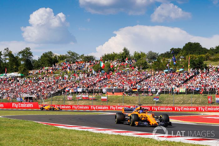 Fernando Alonso, McLaren MCL33, y Stoffel Vandoorne, McLaren MCL33