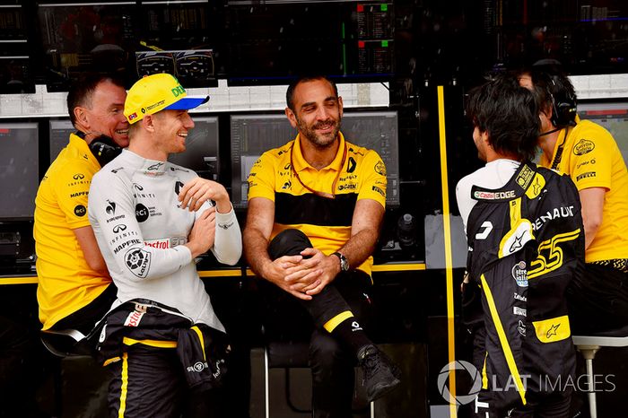 Nico Hulkenberg, Renault Sport F1 Team, Cyril Abiteboul, director general del Renault Sport F1 y Carlos Sainz Jr., Renault Sport F1 Team en el muro del equipo