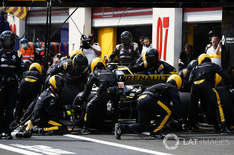 Carlos Sainz Jr., Renault Sport F1 Team R.S. 18, s'arrête au stand