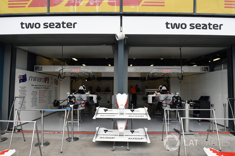 Il garage delle biposto F1 ExperiencesF1 Experiences