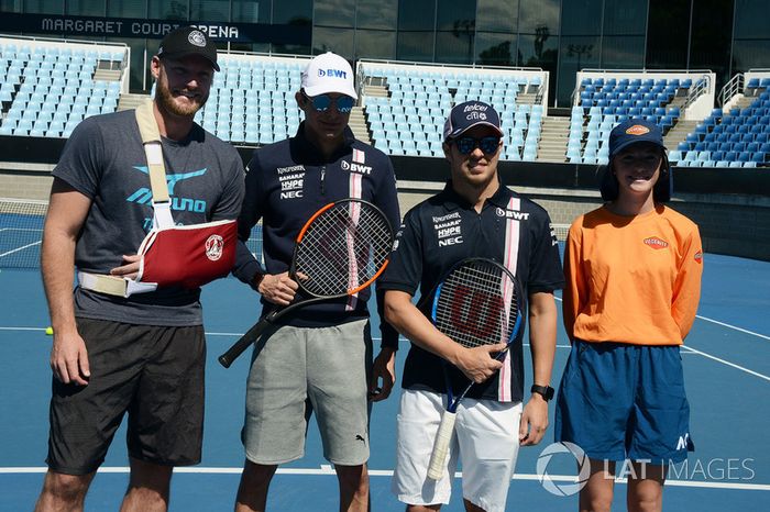 Esteban Ocon, Force India F1 y Sergio Perez, Force India con Sam Groth, tenista, en Melbourne Park