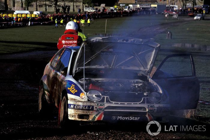 El Toyota Corolla de Carlos Sainz, Luis Moya después de fallar por yardas en la línea de llegada en el parque de Margam, perdiendo Sainz y Moya el Campeonato mundial de Rally de 1998