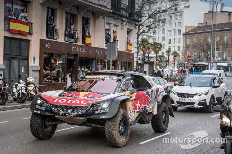 Carlos Sainz, Lucas Cruz, Peugeot Sport en las calles de Madrid