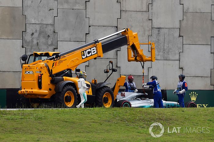 Lewis Hamilton, Mercedes-Benz F1 W08 choca en la Q1