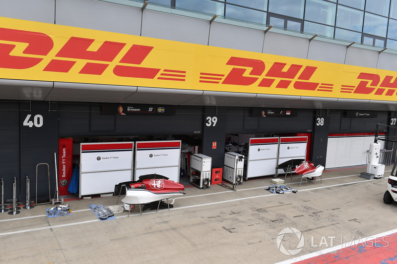Des écrans devant le garage Sauber