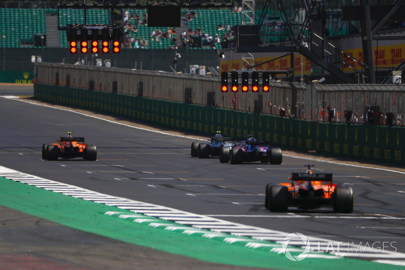 Stoffel Vandoorne, McLaren MCL33, Valtteri Bottas, Mercedes AMG F1 W09, Brendon Hartley, Toro Rosso STR13, y Fernando Alonso, McLaren MCL33