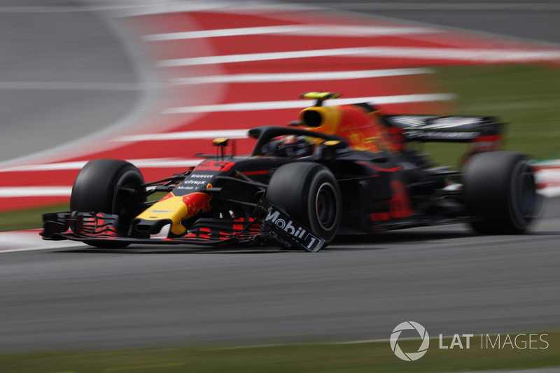 Max Verstappen, Red Bull Racing RB14 with broken front wing