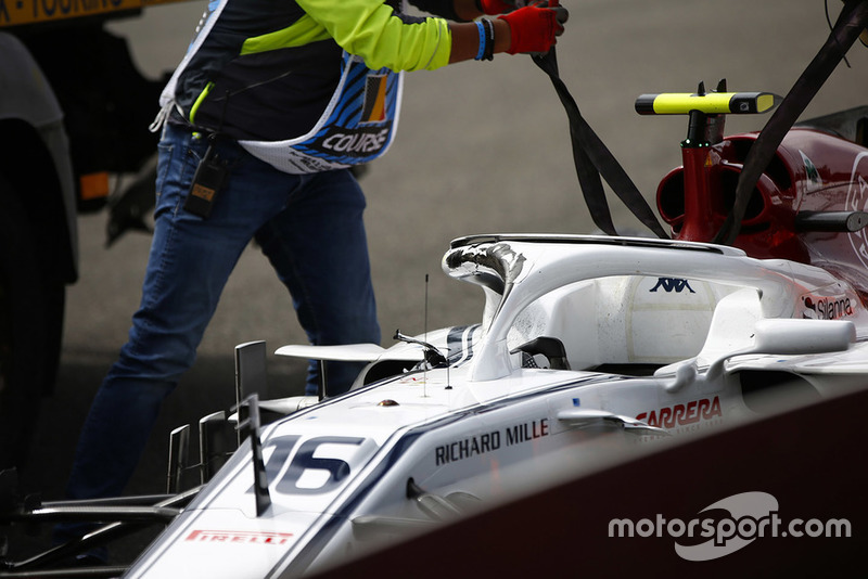 El daño en el halo de Charles Leclerc, Alfa Romeo Sauber C37, después del accidente al inicio