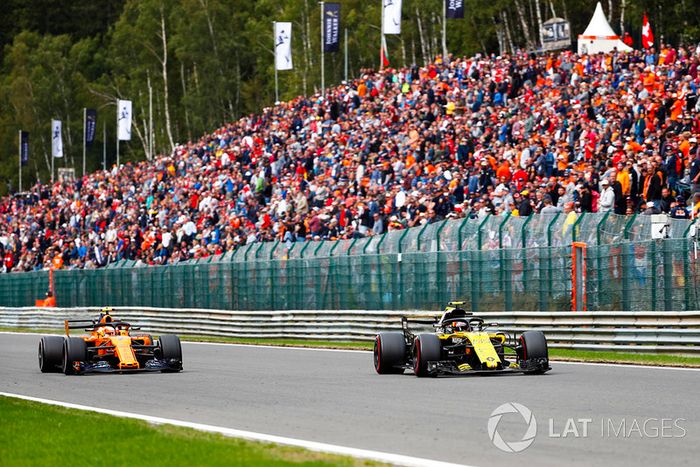 Carlos Sainz Jr., Renault Sport F1 Team R.S. 18, y Stoffel Vandoorne, McLaren MCL33